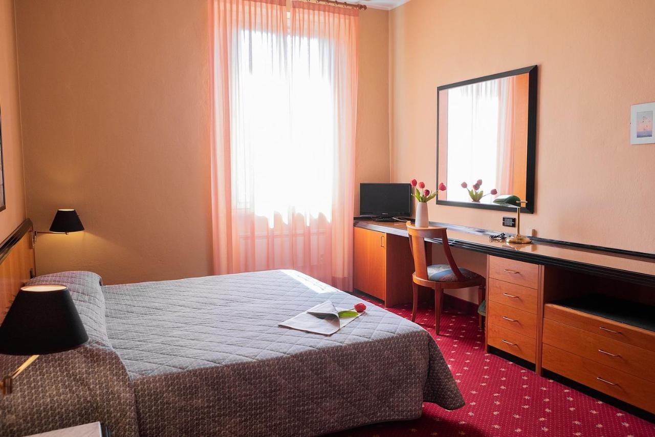 Hotel Milano Pool & Garden Саличе Терме Екстериор снимка