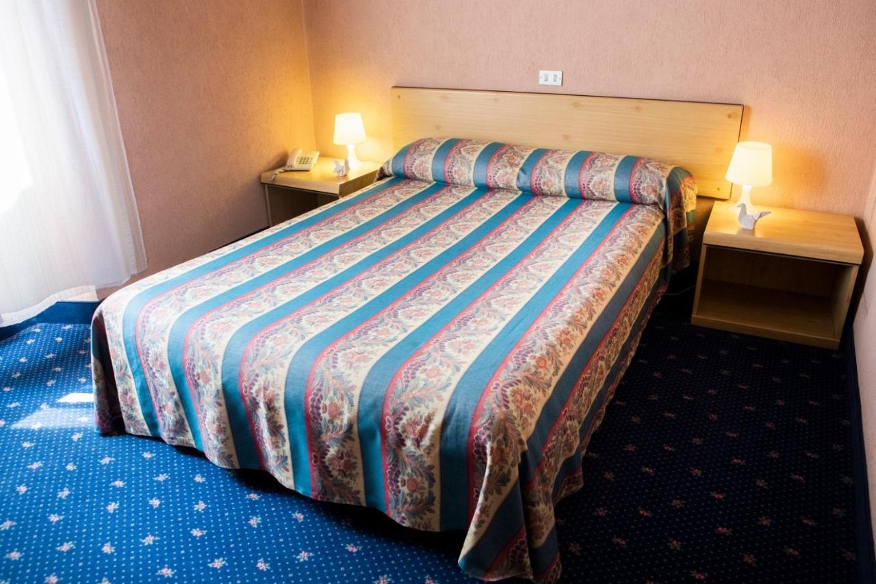 Hotel Milano Pool & Garden Саличе Терме Екстериор снимка
