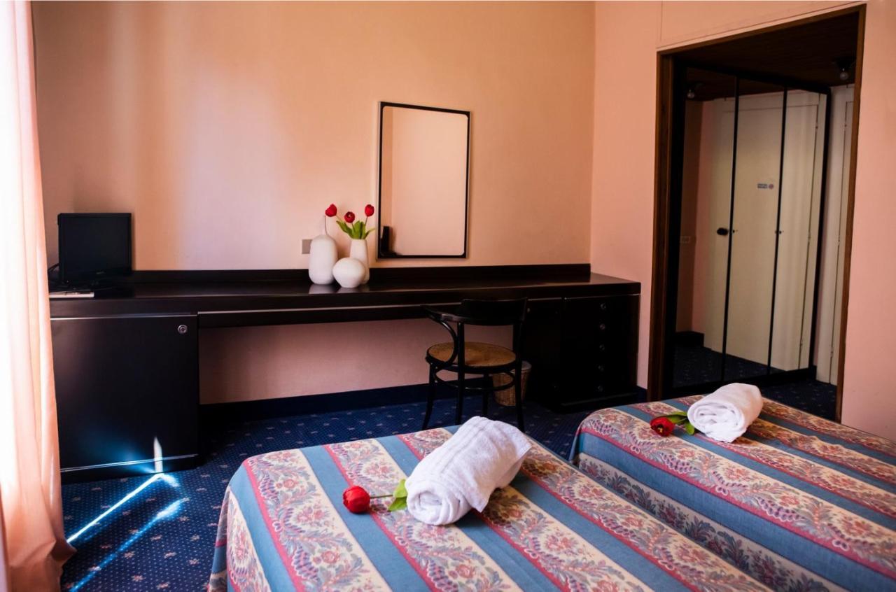 Hotel Milano Pool & Garden Саличе Терме Екстериор снимка