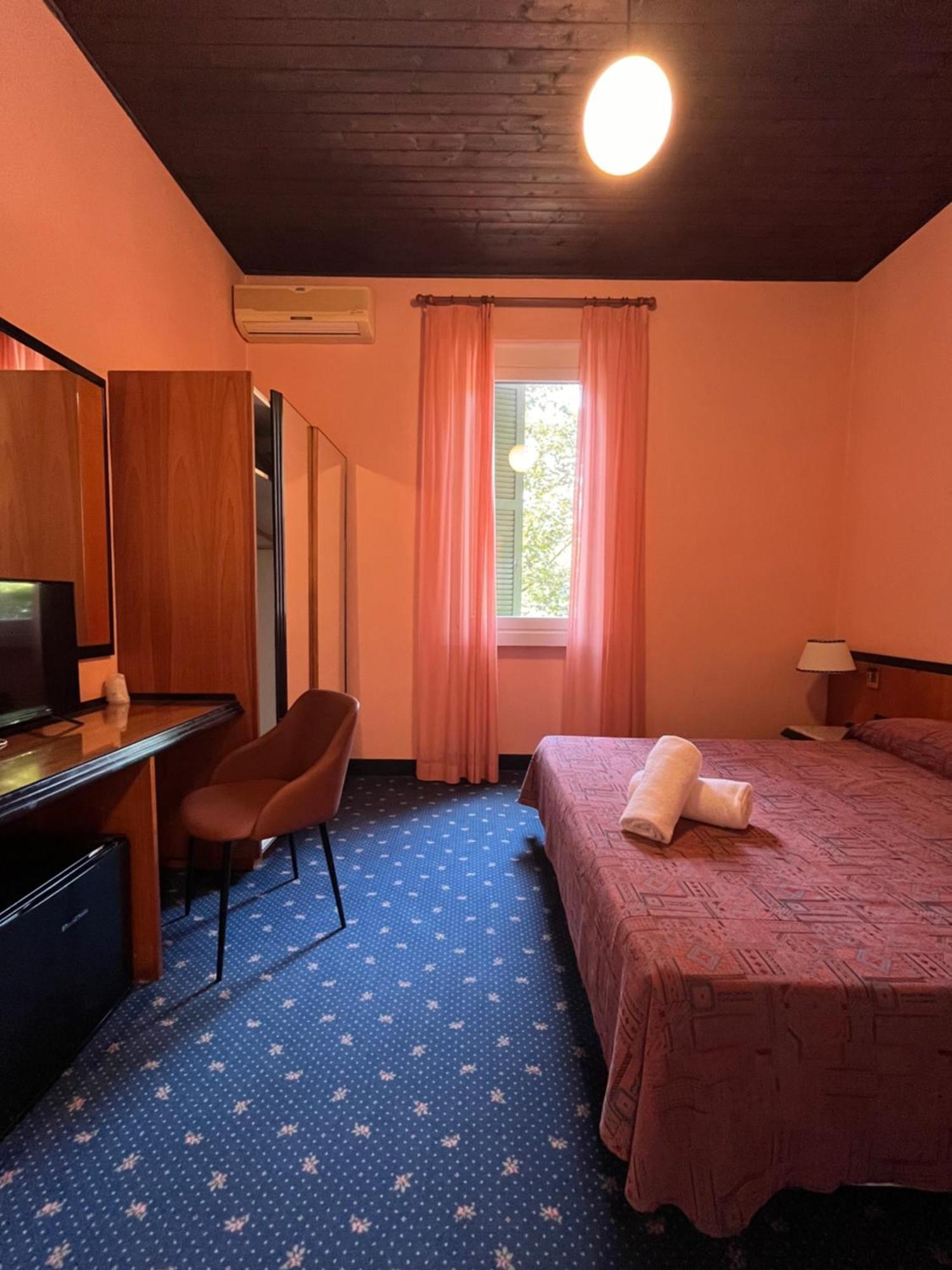 Hotel Milano Pool & Garden Саличе Терме Екстериор снимка