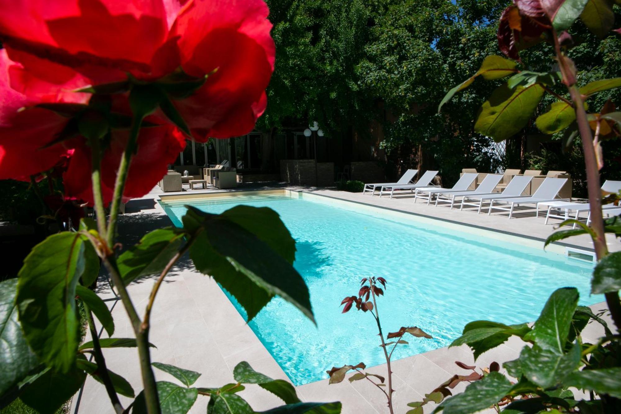 Hotel Milano Pool & Garden Саличе Терме Екстериор снимка