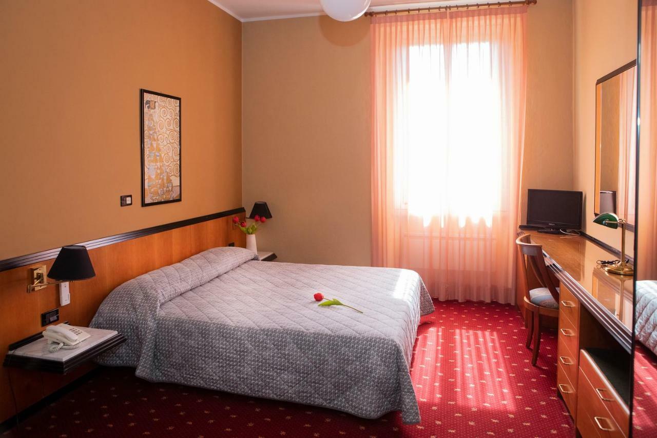 Hotel Milano Pool & Garden Саличе Терме Екстериор снимка