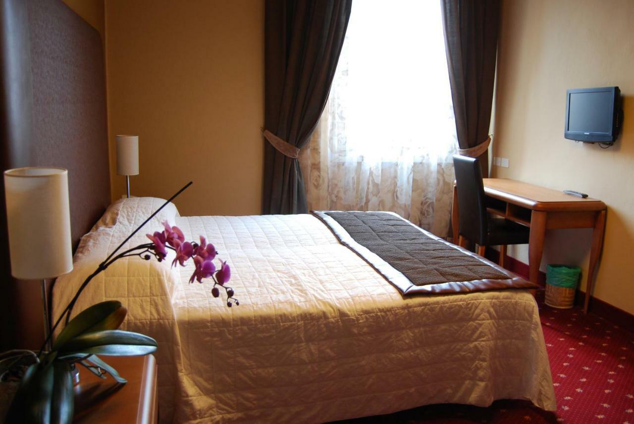 Hotel Milano Pool & Garden Саличе Терме Екстериор снимка